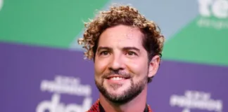 David Bisbal y Don Francisco comparten un emotivo momento en la Teletón 2024.