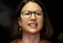 Irací Hassler renuncia a la alcaldía de Santiago para postularse al Congreso.