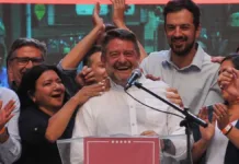 Claudio Orrego celebra su triunfo en la RM y aboga por un Chile sin violencia.