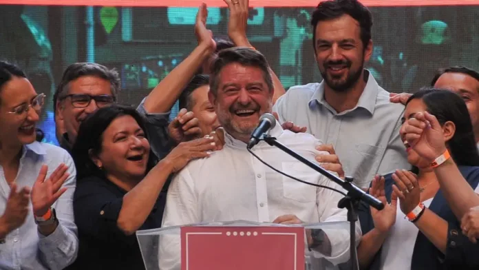 Claudio Orrego celebra su triunfo en la RM y aboga por un Chile sin violencia. Claudio Orrego celebra su triunfo en la RM y aboga por un Chile sin violencia.