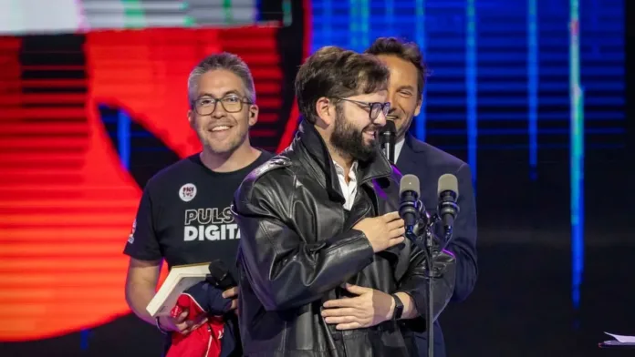 ¿Se quedó con la gabardina? Boric y su participación en la ‘Lucatón’. ¿Se quedó con la gabardina? Boric y su participación en la ‘Lucatón’.