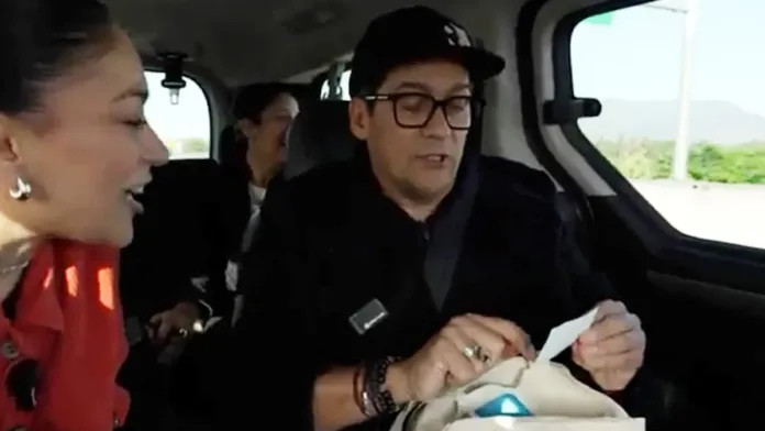 Rafael Araneda recibe un cálido regalo al unirse a Mega como animador de Viña 2025. Rafael Araneda recibe un cálido regalo al unirse a Mega como animador de Viña 2025.
