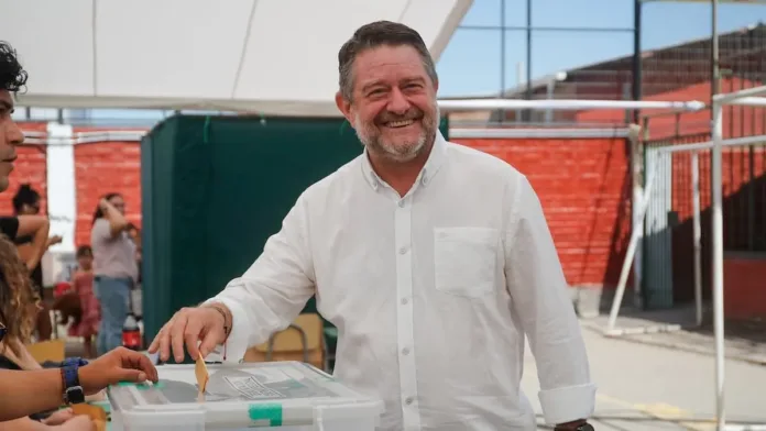 Claudio Orrego se reelige en la RM con una contundente victoria sobre Francisco Orrego. Claudio Orrego se reelige en la RM con una contundente victoria sobre Francisco Orrego.