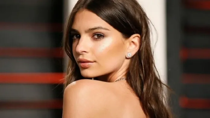 Emily Ratajkowski se inspira en Jennifer Lopez para su disfraz de Halloween. Emily Ratajkowski se inspira en Jennifer Lopez para su disfraz de Halloween.