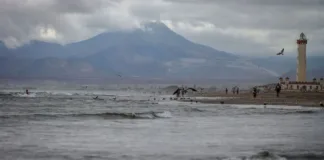 El Faro de La Serena cerrado por marejadas en el borde costero.