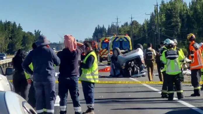 Trágico volcamiento en Ruta 5 Sur: cinco vidas perdidas en Cabrero. Trágico volcamiento en Ruta 5 Sur: cinco vidas perdidas en Cabrero.