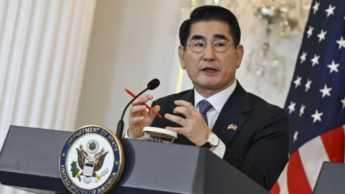 Exministro de Defensa de Corea del Sur intenta suicidarse tras su detención. Exministro de Defensa de Corea del Sur intenta suicidarse tras su detención.