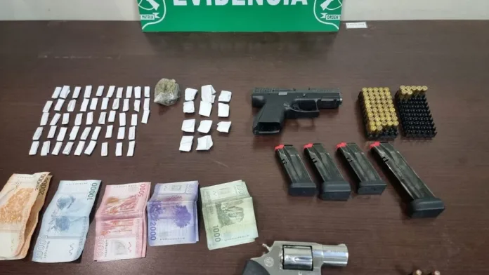 Carabineros descubre armas y droga en auto abandonado en Puente Alto. Carabineros descubre armas y droga en auto abandonado en Puente Alto.