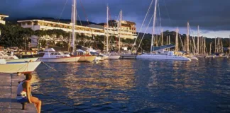 Detienen a 14 sudamericanos en Tahití con 524 kg de cocaína en un operativo policial.