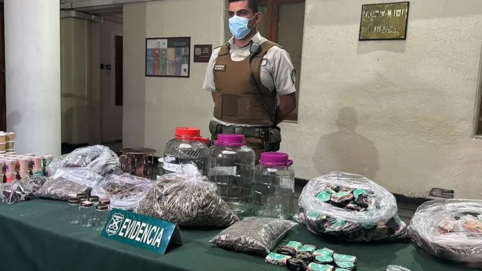 Detienen a hombre por vender productos con marihuana en el centro de Santiago. Detienen a hombre por vender productos con marihuana en el centro de Santiago.