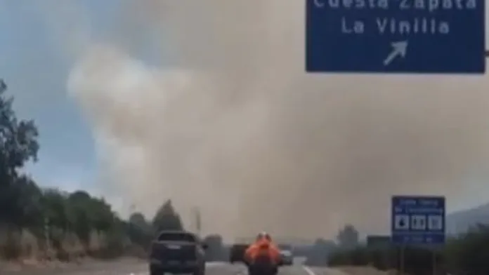 Incendio forestal en Casablanca: brigadas en acción en la Ruta 68. Incendio forestal en Casablanca: brigadas en acción en la Ruta 68.