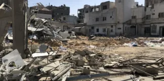 Militares israelíes destruyen un hospital en funcionamiento en Gaza.