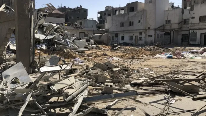 Militares israelíes destruyen un hospital en funcionamiento en Gaza. Militares israelíes destruyen un hospital en funcionamiento en Gaza.