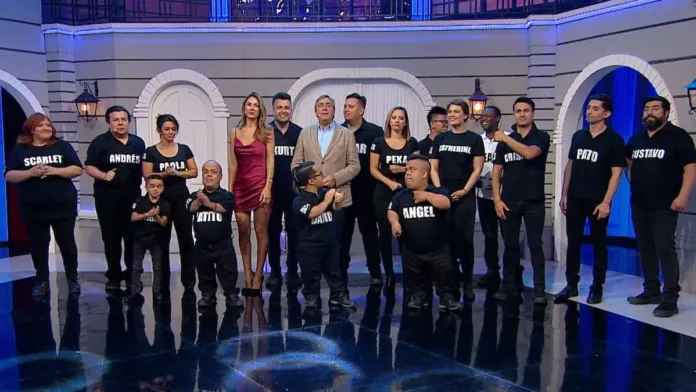 Kike y exintegrantes de "Morandé con Compañía" en el primer sketch de "El Muro". Kike y exintegrantes de "Morandé con Compañía" en el primer sketch de "El Muro".