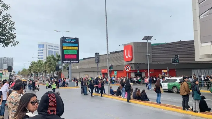Evacuación en Mall Vivo Coquimbo finaliza sin hallazgos de explosivos. Evacuación en Mall Vivo Coquimbo finaliza sin hallazgos de explosivos.