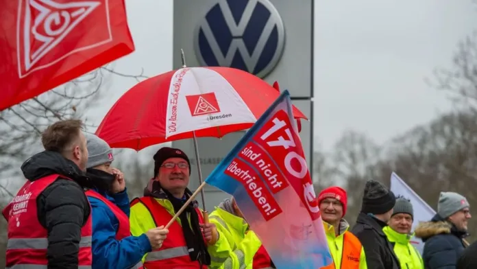 Alemania enfrenta paros en fábricas de Volkswagen por demandas laborales. Alemania enfrenta paros en fábricas de Volkswagen por demandas laborales.
