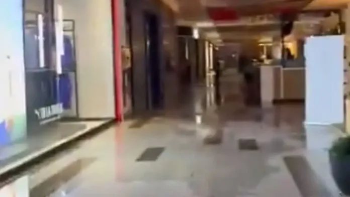 Impactantes daños en Mall Plaza Norte tras el fuerte temblor y cañerías rotas. Impactantes daños en Mall Plaza Norte tras el fuerte temblor y cañerías rotas.