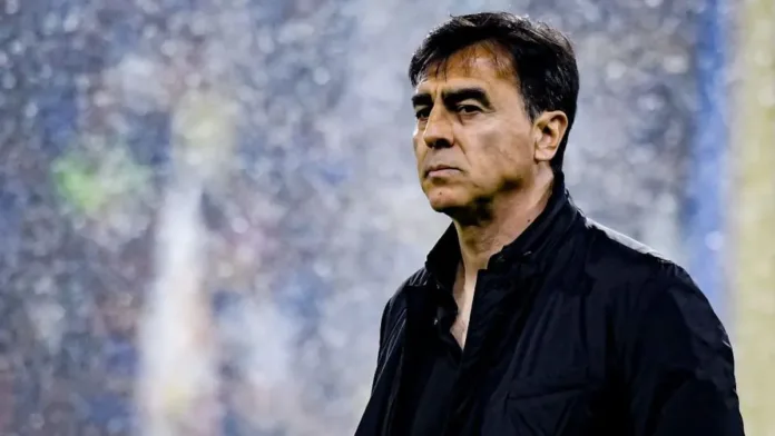 Gustavo Quinteros explica su decisión de dejar Vélez por motivos personales. Gustavo Quinteros explica su decisión de dejar Vélez por motivos personales.
