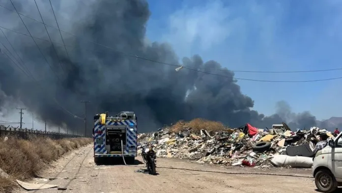Bomberos combaten incendio en basural no autorizado en Maipú Bomberos combaten incendio en basural no autorizado en Maipú