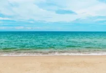 Descubre la hermosa playa de Hawái en Chile: arena blanca y aguas turquesas.