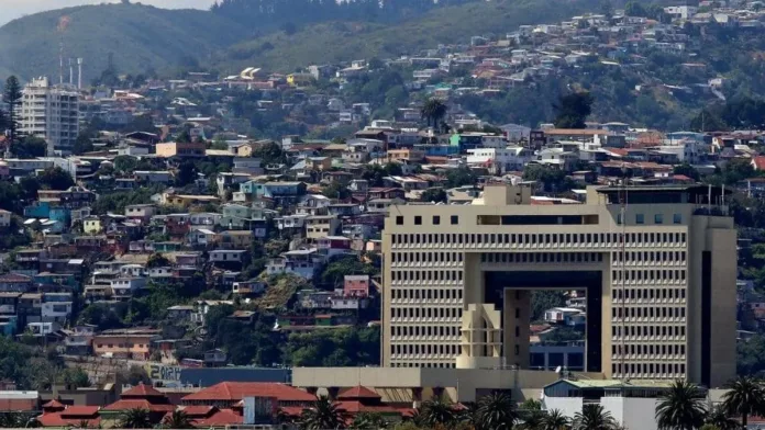 Humo en el Congreso de Valparaíso activa alerta y operativo de Bomberos. Humo en el Congreso de Valparaíso activa alerta y operativo de Bomberos.
