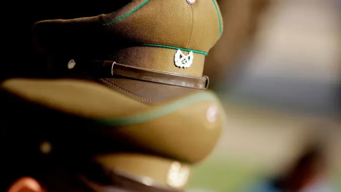 Cuatro funcionarios de Carabineros detenidos por orden del Ministerio Público. Cuatro funcionarios de Carabineros detenidos por orden del Ministerio Público.