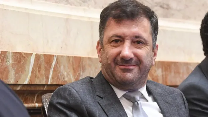 El Senado argentino expulsa a Kueider tras su arresto en Paraguay por contrabando. El Senado argentino expulsa a Kueider tras su arresto en Paraguay por contrabando.