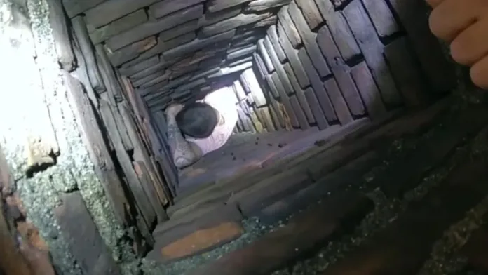 Hombre atrapado en chimenea tras huir de la policía en EE.UU. Rogaba por ayuda. Hombre atrapado en chimenea tras huir de la policía en EE.UU. Rogaba por ayuda.