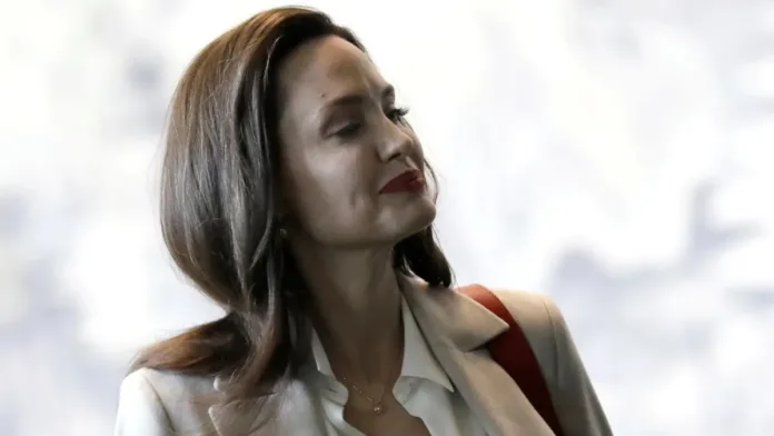 El impactante día en que Angelina Jolie enfrentó su vida a un sicario. El impactante día en que Angelina Jolie enfrentó su vida a un sicario.