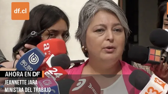 Jara responde a Matthei sobre reforma de pensiones y abre la puerta a nuevos liderazgos. Jara responde a Matthei sobre reforma de pensiones y abre la puerta a nuevos liderazgos.