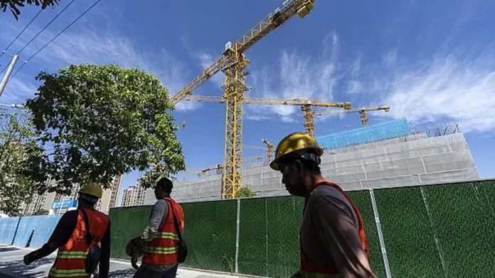 Reguladores chinos prometen acciones para estabilizar mercados inmobiliarios y bursátiles. Reguladores chinos prometen acciones para estabilizar mercados inmobiliarios y bursátiles.