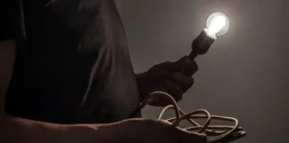 Desconecta el refrigerador durante cortes de luz para evitar daños y reparaciones.