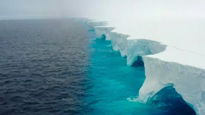El iceberg más grande del mundo se aproxima a las Islas Georgias del Sur. El iceberg más grande del mundo se aproxima a las Islas Georgias del Sur.
