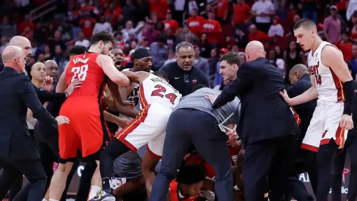 Intensa pelea en la NBA: agresiones y expulsiones marcan un partido polémico. Intensa pelea en la NBA: agresiones y expulsiones marcan un partido polémico.