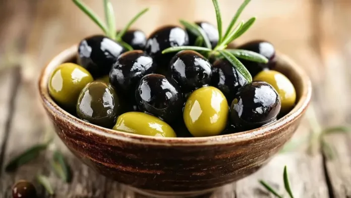 Descubre los beneficios de las aceitunas verdes y negras en tu dieta. Descubre los beneficios de las aceitunas verdes y negras en tu dieta.