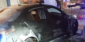 Incendio de un patrullero frente a una comisaría en Rosario.