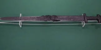 Un hombre halla una espada vikinga de 1.000 años en un río de Polonia.