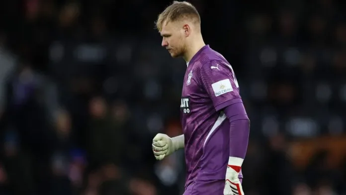 El arquero ‘Tortuga Ninja’ y su guante especial tras una lesión en la Premier League. El arquero ‘Tortuga Ninja’ y su guante especial tras una lesión en la Premier League.