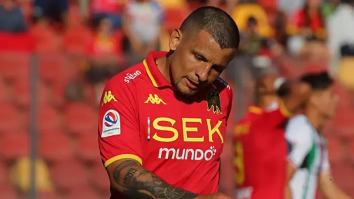 Emiliano Vecchio revela su dura infancia buscando comida en la basura. Emiliano Vecchio revela su dura infancia buscando comida en la basura.