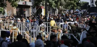 El gobierno aclara el desorden en Santiago por el enrolamiento de migrantes.