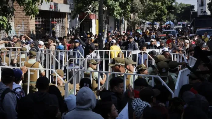 El gobierno aclara el desorden en Santiago por el enrolamiento de migrantes. El gobierno aclara el desorden en Santiago por el enrolamiento de migrantes.