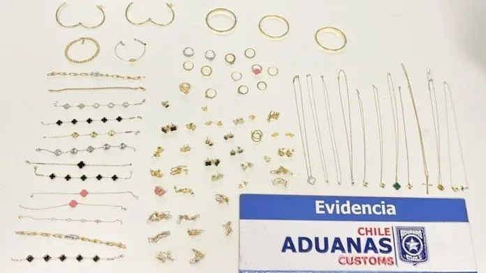 Detenidos en el aeropuerto: 'Fashionista' y su pareja llevaban joyas ocultas. Detenidos en el aeropuerto: 'Fashionista' y su pareja llevaban joyas ocultas.