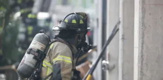 Mujer apuñala a su pareja y provoca incendio que arrasa 3 casas en Punta Arenas.