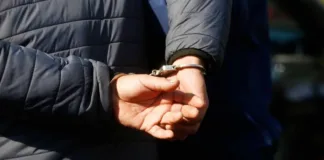 Confusión de vehículo lleva a joven a ser detenido por robo de celular en Punta Arenas.