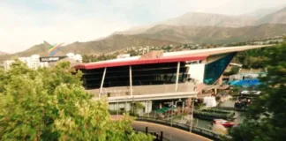 Asalto violento en Mall Sport: asaltantes rompen vitrinas y huyen con miguelitos.
