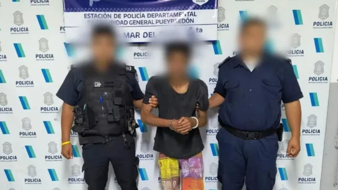 Un ladrón se fractura al intentar robar por el techo; vecinos alertan a la policía. Un ladrón se fractura al intentar robar por el techo; vecinos alertan a la policía.