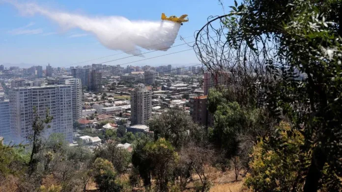 Controlan incendio en Cerro San Cristóbal; Parque Metropolitano sigue cerrado. Controlan incendio en Cerro San Cristóbal; Parque Metropolitano sigue cerrado.