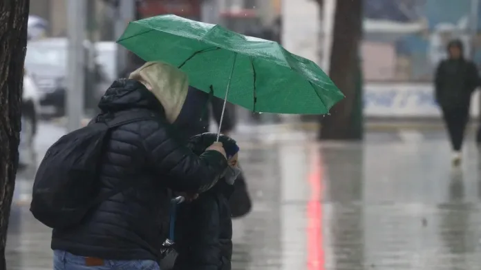 Pronóstico del clima: lluvias y vientos en Santiago y regiones este 23 de diciembre. Pronóstico del clima: lluvias y vientos en Santiago y regiones este 23 de diciembre.