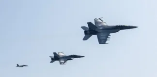 Dos pilotos de EEUU sobreviven a ataque accidental de misil en su avión.
