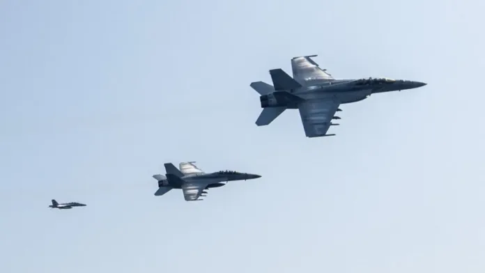 Dos pilotos de EEUU sobreviven a ataque accidental de misil en su avión. Dos pilotos de EEUU sobreviven a ataque accidental de misil en su avión.